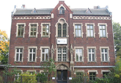 Das ehemalige Gemeindehaus mit neugotischen Elementen steht unter Denkmalschutz und beherbergt heute die integrative Montessori Grundschule in Berlin-Pankow. Foto: BAKA Das ehemalige Gemeindehaus mit neugotischen Elementen steht unter Denkmalschutz und beherbergt heute die integrative Montessori Grundschule in Berlin-Pankow. Foto: BAK