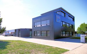 Der SHK-Fachbetrieb HLF nahm diese Aufgabe für seinen Neubau selbst in die Hand: Planung, Berechnung und Ausführung der gesamten haustechnischen Anlage erfolgte durch Mitarbeiter im eigenen Haus.
Foto: EMPUR Der SHK-Fachbetrieb HLF nahm diese Aufgabe für seinen Neubau selbst in die Hand: Planung, Berechnung und Ausführung der gesamten haustechnischen Anlage erfolgte durch Mitarbeiter im eigenen Haus. Foto: EMPUR