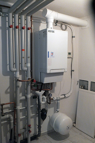 Die Inneneinheit der neuen Wärmepumpe nimmt nicht mehr Platz ein als die alte, störanfällige Gastherme. So ließen sich die Geräte direkt und problemlos austauschen. Foto: Rotex Hybridwärmepumpe (Luft/Wasser plus Gas) ersetzt störanfällige Gasbrennwerttherme Foto: Rotex