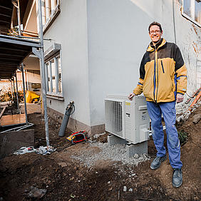 Familie Janetzki ließ das in massiver Bauweise aus Porenbetonsteinen gebaute Einfamilienhaus im Jahr 2018 umfassend modernisieren: Neben der Elektrik, den Fenstern, den Wasser- und Abwasserleitungen, dem Dach und einer Fassadendämmung wurde abschließend im Dezember 2018 und Januar 2019 das neue Heizsystem, eine ROTEX HPSU compact Ultra Luft-Wasser-Wärmepumpe eingebaut. Foto: Rotex