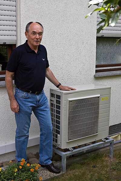 Das Außenteil der 8-kW-Wärmepumpe steht vor dem Einfamilienhaus. Foto: Rotex Außeneinheiten der 8-kW-Wärmepumpe Foto: Rotex