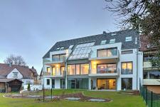 Nach Vorgabe des Bauträgers soll das Wohngebäude den KfW- Energieeffizienzhausstandard 70 erfüllen. Aus diesem Grund befindet sich – neben dem sichergestellten hohen baulichen Wärmeschutz der Gebäudehülle – in jeder Wohnung eine Energie sparende Luft-Wasser-Wärmepumpe zum effizienten Heizen. Foto: Fermo Massivhaus AG Nach Vorgabe des Bauträgers soll das Wohngebäude den KfW- Energieeffizienzhausstandard 70 erfüllen. Aus diesem Grund befindet sich – neben dem sichergestellten hohen baulichen Wärmeschutz der Gebäudehülle – in jeder Wohnung eine Energie sparende Luft-Wasser-Wärmepumpe zum effizienten Heizen. Foto: Fermo Massivhaus AG