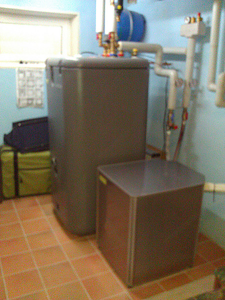 Das Außenteil der 8-kW-Wärmepumpe steht vor dem Einfamilienhaus. Foto: Rotex Außeneinheiten der 8-kW-Wärmepumpe Foto: Rotex