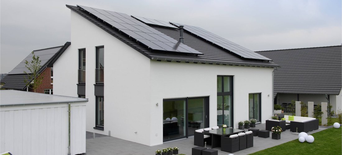Optisch und energetisch sehr gut gelungen: Das Buderus Energie-Plus-Haus in Massivbauweise. (Bild: Buderus)