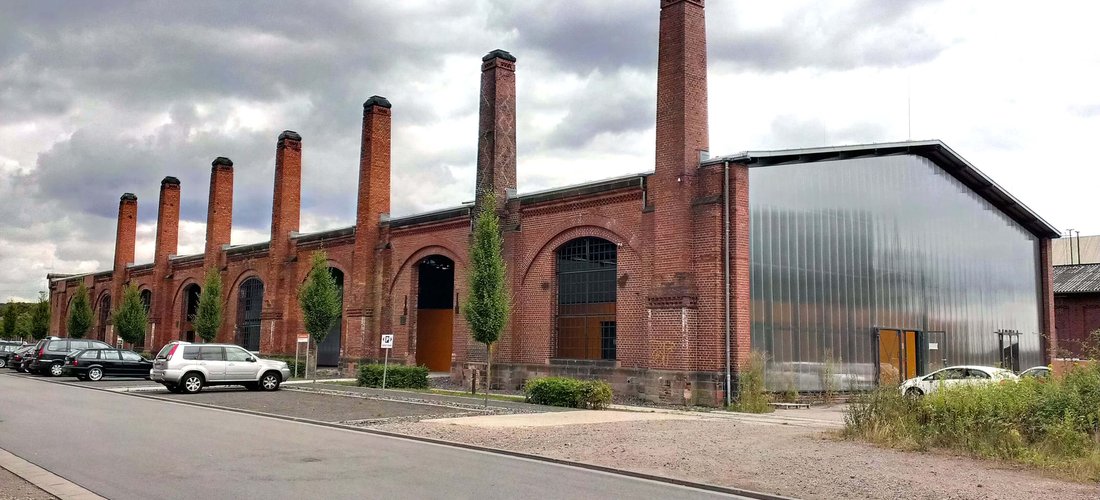 In der Hülle der ehemaligen Federnschmiede befindet sich heute ein architektonisch wie energetisch innovatives Bürogebäude. (Foto: GIU Gesellschaft für Innovation und Unternehmensförderung mbH)