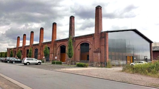 In der Hülle der ehemaligen Federnschmiede befindet sich heute ein architektonisch wie energetisch innovatives Bürogebäude. (Foto: GIU Gesellschaft für Innovation und Unternehmensförderung mbH) In der Hülle der ehemaligen Federnschmiede befindet sich heute ein architektonisch wie energetisch innovatives Bürogebäude. (Foto: GIU Gesellschaft für Innovation und Unternehmensförderung mbH)