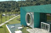 In dem 2004 fertiggestellten Neubau im Gewerbegebiet Mainpark in Eibelstadt sorgt eine Erdwärmepumpe für Heizung und Kühlung. (Foto: krick.com GmbH + Co.KG)