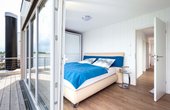 Durch bodentiefe Fenster ist das Schlafzimmer lichtdurchflutet. (Foto: REMKO, Lage)