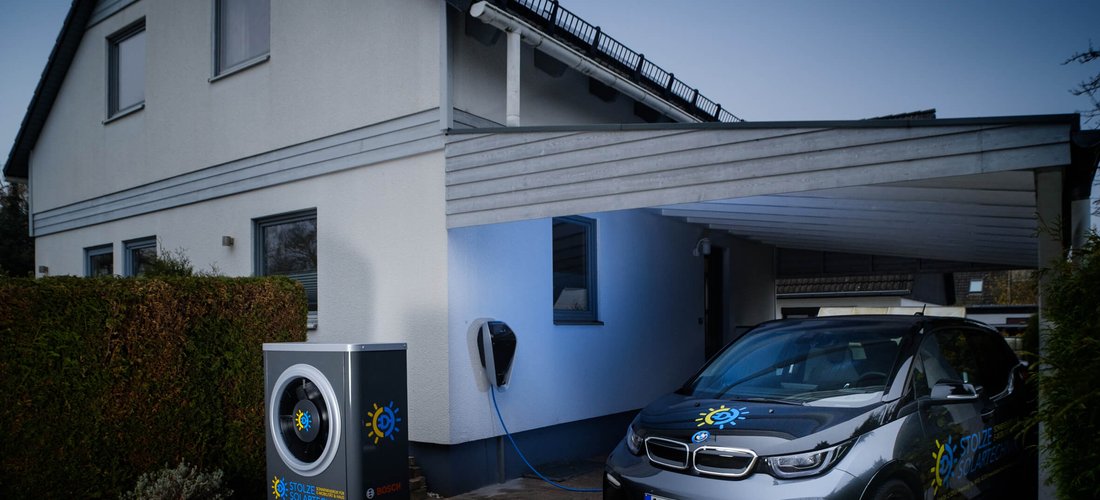Bosch Luft-Wasser-Wärmepumpe Compress 7000i AW vor dem Einfamilienhaus im schleswig-holsteinischen Ahrensburg (Foto: Bosch)