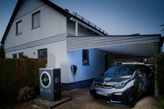 Bosch Luft-Wasser-Wärmepumpe Compress 7000i AW vor dem Einfamilienhaus im schleswig-holsteinischen Ahrensburg (Foto: Bosch)