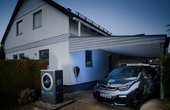 Bosch Luft-Wasser-Wärmepumpe Compress 7000i AW vor dem Einfamilienhaus im schleswig-holsteinischen Ahrensburg (Foto: Bosch)