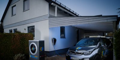Bosch Luft-Wasser-Wärmepumpe Compress 7000i AW vor dem Einfamilienhaus im schleswig-holsteinischen Ahrensburg (Foto: Bosch)