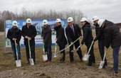 Offizieller Spatenstich von Vertretern der Stadt Friedberg und den Projektverantwortlichen zur Erschließung der Effizienzhaus Plus-Siedlung in Friedberg-Hügelshart. (Foto: BayWa AG)