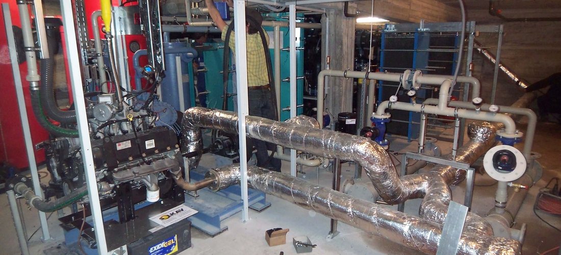 Einbau der Wärmepumpe im Hamburger Schwimmbad in Billstedt (Foto: SOLKAV e.U.)
