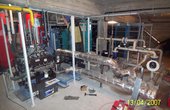 Einbau der Wärmepumpe im Hamburger Schwimmbad in Billstedt (Foto: SOLKAV e.U.)