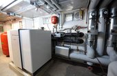 Die Wärmeversorgung erfolgt in jedem der vier Gebäudeabschnitte über eine Sole-Wasser-Wärmepumpe. Für die Warmwasserversorgung wurde ein Blockheizkraftwerk (BHKW) mit einer Leistung von bis zu 20 Kilowatt elektrisch und bis zu 43 Kilowatt thermisch installiert. Foto: Klaus Voit