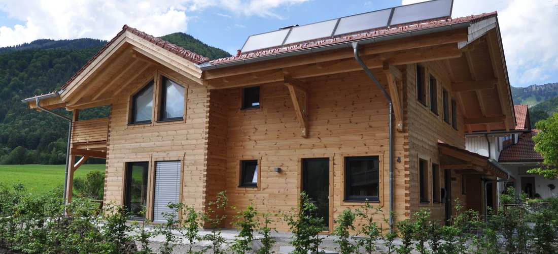 Rund 190 Quadratmeter ist der komplett in Trockenbauweise entstandene Holz-Neubau groß, die Heizlast beträgt 7,4 KW. Foto: Stiebel Eltron