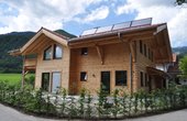 Rund 190 Quadratmeter ist der komplett in Trockenbauweise entstandene Holz-Neubau groß, die Heizlast beträgt 7,4 KW. Foto: Stiebel Eltron