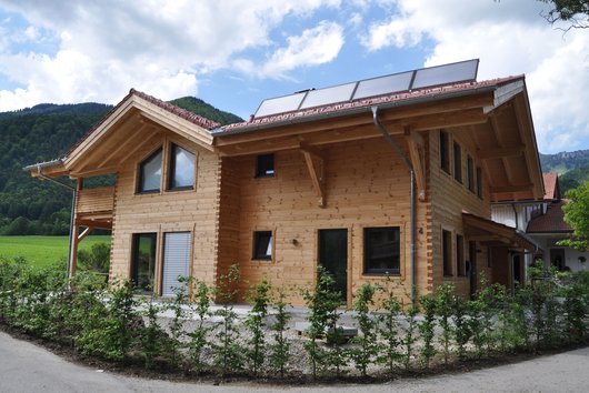 Rund 190 Quadratmeter ist der komplett in Trockenbauweise entstandene Holz-Neubau groß, die Heizlast beträgt 7,4 KW. Foto: Stiebel Eltron