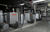 Die Wärme aus dem Abwasser wird mit Hilfe von drei Ochsner Großwärmepumpen mit einer jeweiligen Leistung von 500 kW auf rund 35 Grad Celsius gehoben. (Quelle: IKEA Deutschland)