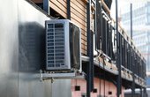 Der zweite Teil des Logacool-Sets wurde an der Außenwand des Hausbootes angebracht. (Bild: Buderus)