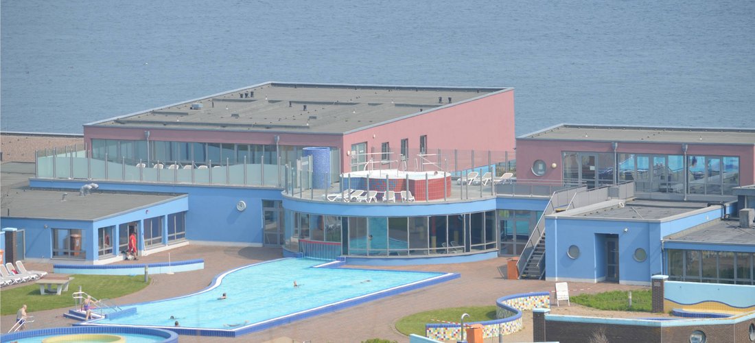 Blick auf das Freizeitbad Mare Frisicum Spa Helgoland (Foto: Helgoland Tourismus-Service)