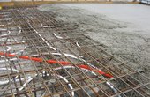 Betonkernaktivierung zur Gebäude-Kühlung über die Decke (Foto: Wieland-Werke AG)