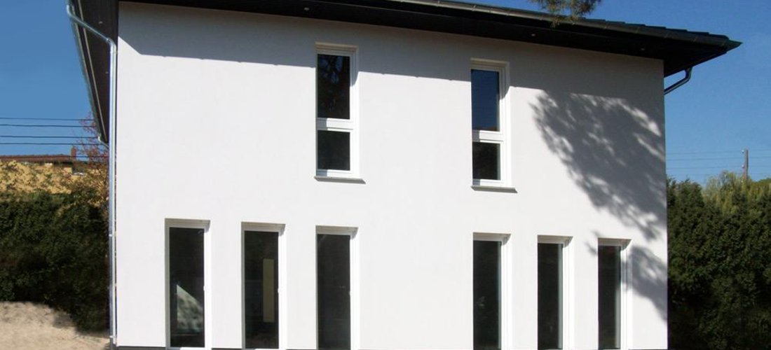 Dank der Fußbodenheizung und der Wärmepumpe bleibt es auch in den Wintermonaten behaglich warm im Haus. Foto: Roth