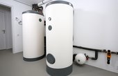 Der Pufferspeicher SBP 200 E trennt die Wärmeerzeugung von der Wärmeverteilung, sodass die Wärmepumpe unabhängig vom Wärmebedarf immer mit optimaler Leistung arbeiten kann. (Foto: Florian Arp für STIEBEL ELTRON)