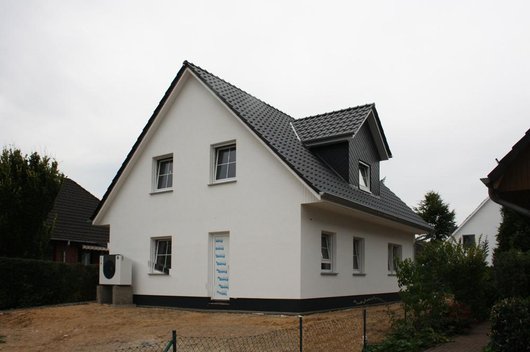 Dank der Fußbodenheizung im ganzen Haus bleibt es auch in den Wintermonaten komfortabel warm. Foto: Roth