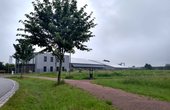 Eine Photovoltaik-Anlage versorgt Büro-, Hallen- und Ausstellungsbereich sowie die Wärmepumpen mit eigenem Solarstrom. (Foto: waermepumpe-regional.de)