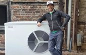 Der Strom für die Luftwärmepumpe wird auf dem Dach des Mechernicher Bauernhofes selbst produziert. (Foto: Stiebel Eltron)