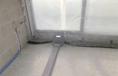 Bis zum Abschluss des Innenausbaus bleiben die Lüftungsrohre mit Abdeckkappen verschlossen. So kann kein Baustellenschmutz in das System eingebracht werden. (Foto: Zehnder Group Deutschland GmbH)