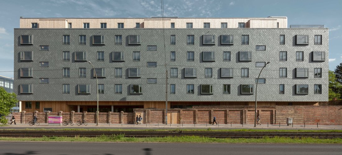 Das KfW-55-Gebäude Walden 48 in Berlin wird mit einer Erdwärmepumpe beheizt und gekühlt. (Bildnachweis: Jan Bitter)