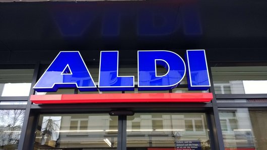 Der Aldi-Markt und die dadrüber liegenden Wohneinheiten werden mit dem Strom des BHKW per Power-to-Heat und Abluft-Wärmepumpen beheizt (Foto: waermepumpe-regional.de) Der Aldi-Markt und die dadrüber liegenden Wohneinheiten werden mit dem Strom des BHKW per Power-to-Heat und Abluft-Wärmepumpen beheizt (Foto: waermepumpe-regional.de)