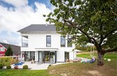 Entwurfsbestimmend waren ein offener, flexibler Grundriss und eine CO2-minimierende Bauweise. (Foto: Artur Krause)