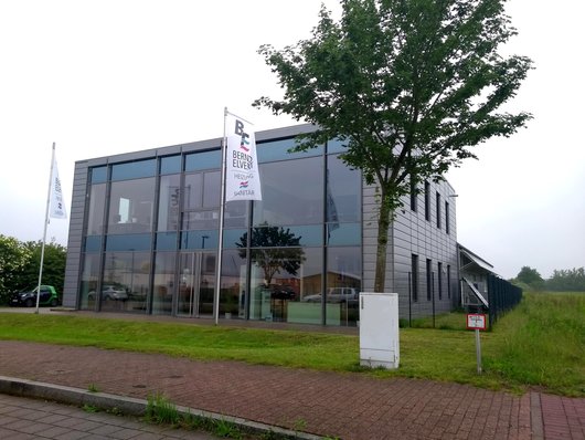 Heizungsbauer Bernd Elvert nutzt in seinem Firmengebäude im Geesthachter Industriegebiet gleich mehrere Wärmepumpen. (Foto: waermepumpe-regional.de) Heizungsbauer Bernd Elvert nutzt in seinem Firmengebäude im Geesthachter Industriegebiet gleich mehrere Wärmepumpen. (Foto: waermepumpe-regional.de)
