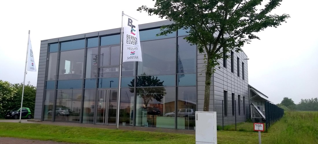 Heizungsbauer Bernd Elvert nutzt in seinem Firmengebäude im Geesthachter Industriegebiet gleich mehrere Wärmepumpen. (Foto: waermepumpe-regional.de)
