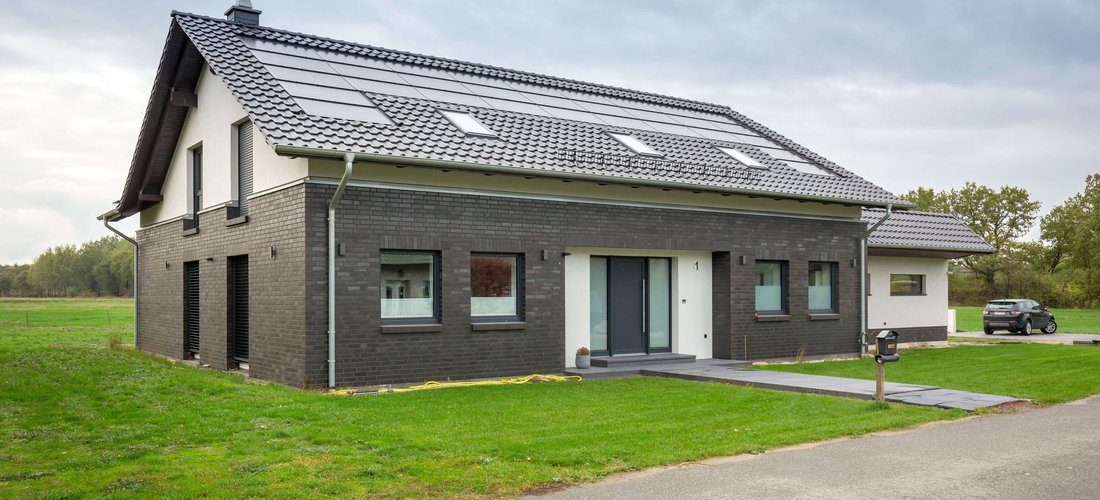 Neubau mit 18 kW PV-Leistung, Sektorenkopplung und intelligenter Wärmepumpensteuerung (SG Ready) (Foto: E3/DC GmbH)