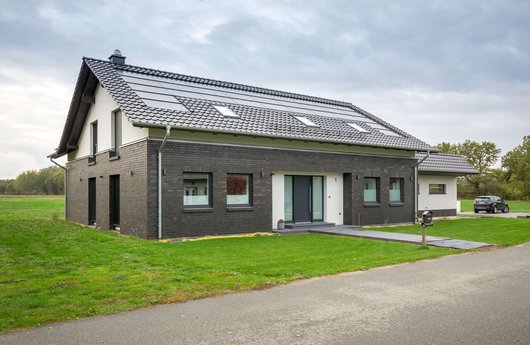 Neubau mit 18 kW PV-Leistung, Sektorenkopplung und intelligenter Wärmepumpensteuerung (SG Ready) (Foto: E3/DC GmbH) Neubau mit 18 kW PV-Leistung, Sektorenkopplung und intelligenter Wärmepumpensteuerung (SG Ready) (Foto: E3/DC GmbH)
