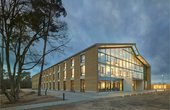 Die natürlich belüftete Alnatura Arbeitswelt in Darmstadt wird über eine geothermische Wandheizung mit Wärme versorgt. (Bildnachweis: Roland Halbe)