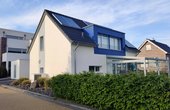 Eine Luft-Wärmepumpe und eine Solaranlage sorgen im ehemaligen Evi-Energiesparhaus für warmes Wasser. (Foto: waermepumpe-regional.de)