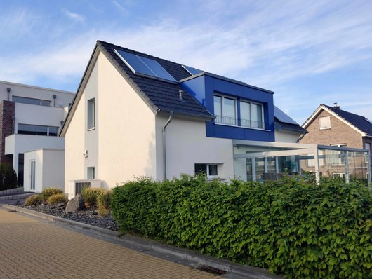 Eine Luft-Wärmepumpe und eine Solaranlage sorgen im ehemaligen Evi-Energiesparhaus für warmes Wasser. (Foto: waermepumpe-regional.de) Eine Luft-Wärmepumpe und eine Solaranlage sorgen im ehemaligen Evi-Energiesparhaus für warmes Wasser. (Foto: waermepumpe-regional.de)