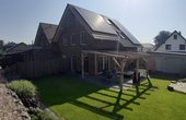 Eine Photovoltaikanlage versorgt die Wärmepumpe des Einfamilienhauses mit solarem Ökostrom (Foto: Waterkotte / Quelle: BWP)