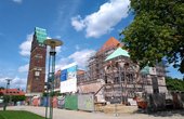 Unter der Mathildenhöhe in Darmstadt wird ein Wasserreservoir genutzt, um das Ausstellungsgebäude mit Wärmepumpen zu Heizen und Kühlen. (Foto: waermepumpe-regional.de)