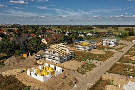 Die Neubauten des Wohnquartiers „Mehrower Spitze“ in Eiche (Ahrensfelde) bei Berlin werden unter anderem mit Wärmepumpen ausgerüstet. Foto: IN BAU-GmbH ROTH Wohnquartier wird mit Wärmepumpenenergie versorgt Foto: IN BAU-GmbH ROTH