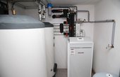 Die eingesetzte Wärmepumpe WPF 07 cool von Stiebel Eltron wird kombiniert mit einem 400 Liter Pufferspeicher und einem 300 Liter Trinkwarmwasserspeicher – dank platzsparender Aufstellung bietet der Heizungskeller nun zusätzlichen Stauraum. Foto: Stiebel Eltron_BWP