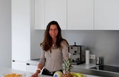 Architektin Cornelia Thielen hebt hervor, dass in einem Passivhaus wie ihrem rund ums Jahr angenehm temperierte Frischluft zur Verfügung steht. Foto: Achim Zielke