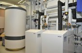 Zwei Wasser/Wasser-Wärmepumpen entziehen dem Grundwasser Wärme und beheizten über eine Fußbodenheizung die 800 m2 Fläche des Südsee-Museums. (Foto: Bundesverband Wärmepumpe (BWP) e.V.)