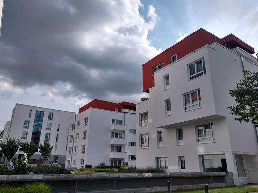 Die Mehrfamilienhäuser in der Göttinger Südstadt werden mit einer Gas-Wärmepumpe und Gas-Spitzenlastkessel beheizt. (Foto: waermepumpe-regional.de) Die Mehrfamilienhäuser in der Göttinger Südstadt werden mit einer Gas-Wärmepumpe und Gas-Spitzenlastkessel beheizt. (Foto: waermepumpe-regional.de)
